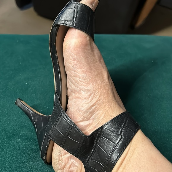 Ankle strapped heels. - Picture 2 of 4